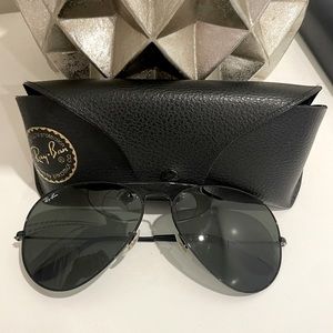 All Black Ray-Ban Aviators